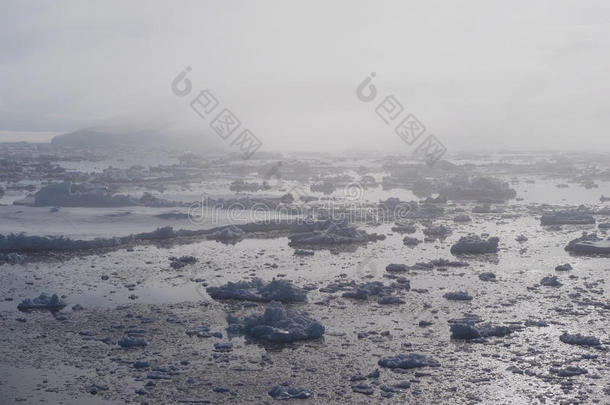 南极冰山在雾中的景观