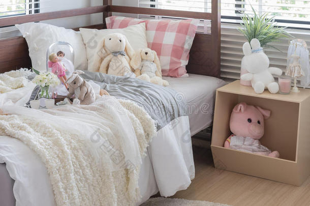 娃娃和玩具在孩子的卧室床上