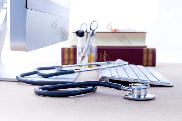 医生的桌子，电脑和医学教科书，浅德