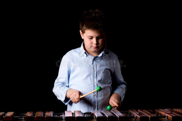男孩玩木琴