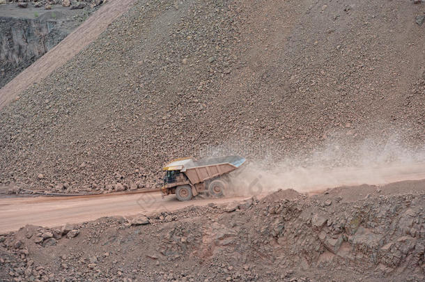 翻斗车在地表矿山行驶。