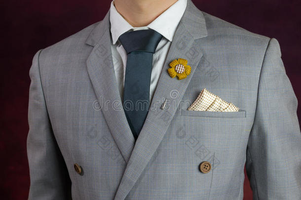 灰色西装格子质地，领带，<strong>胸针</strong>，手帕