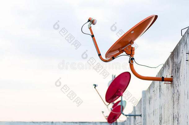 安装在屋顶上的卫星天线，连接<strong>电视</strong>以允许<strong>观看</strong>物品。