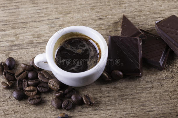 杯子，咖啡豆，巧克力，木板特写顶部视图背景