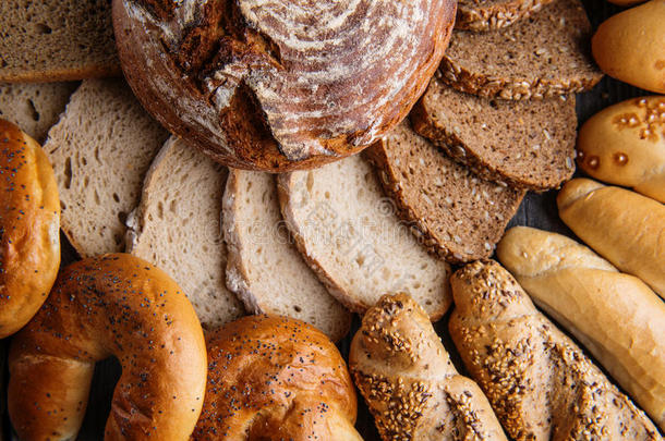 不同的面包和面包片，糕点<strong>组合</strong>，黑麦面包与谷物，<strong>食物</strong>背景