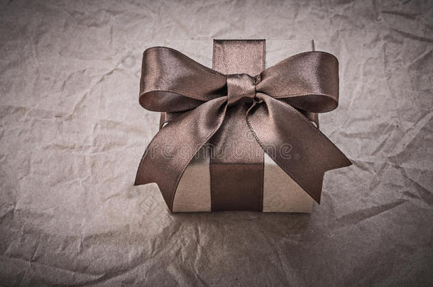 礼品盒与现在的丝带在包装纸假日的概念