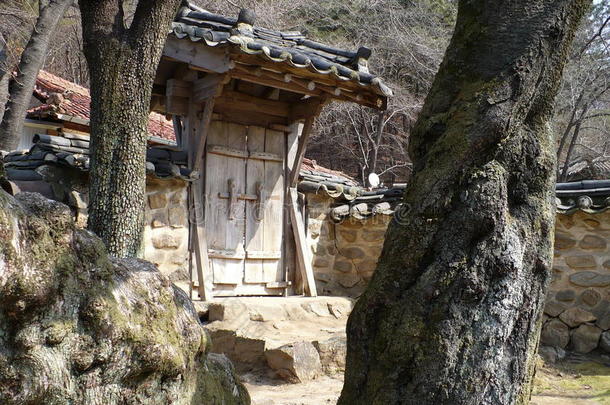 韩国公园和文化中心墙上的门