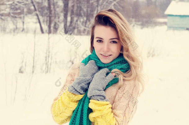 冬日雪景中年轻女子的美丽冬日写照