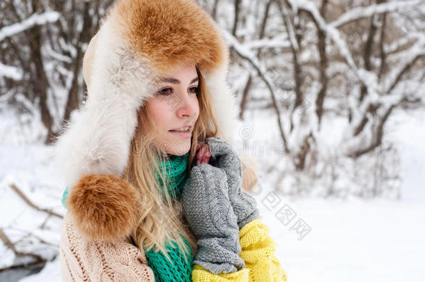 冬日雪景中年轻女子的美丽冬日写照