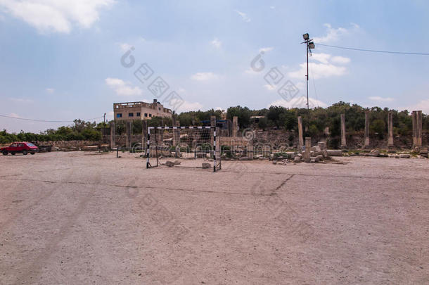 足球场和停车场靠近安的废墟