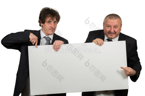 两个商人举着一个大大的空白牌子