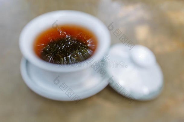 覆盖碗茶与树反射