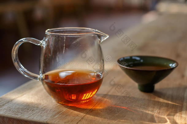 青瓷茶杯和茶杯