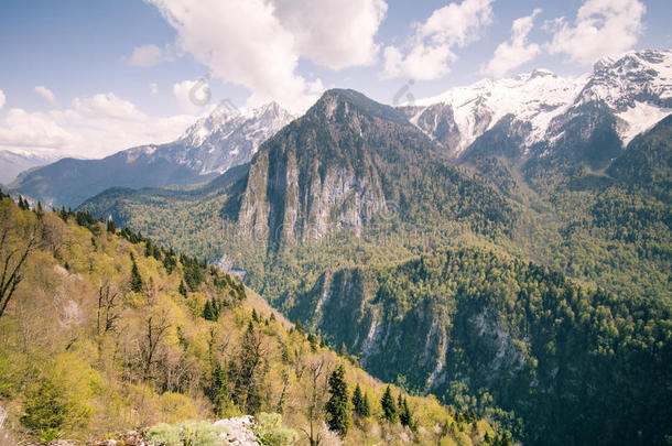 高加索山脉景观夏季旅游