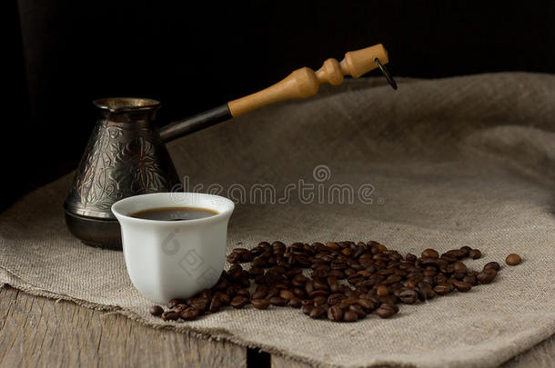 一杯黑咖啡，冲泡壶和咖啡豆