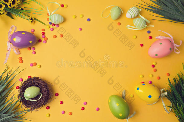 复活节假期背景与鸡蛋装饰和装饰。 从上面看