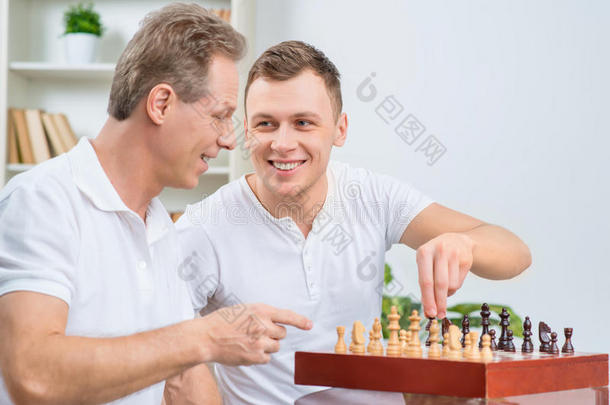 父亲和他的成年儿子下棋