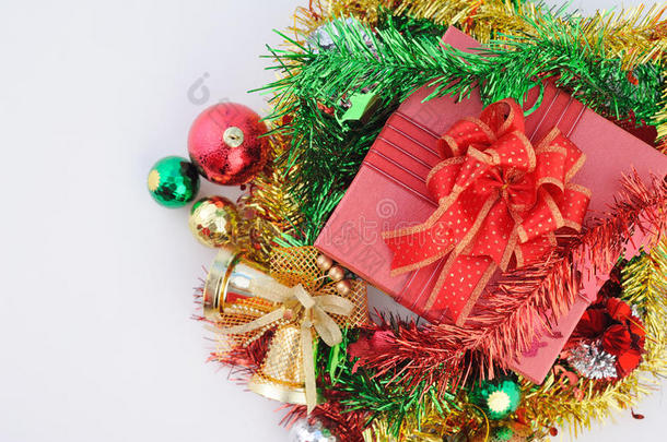 圣诞红礼盒，复古白色背景上有装饰和彩球
