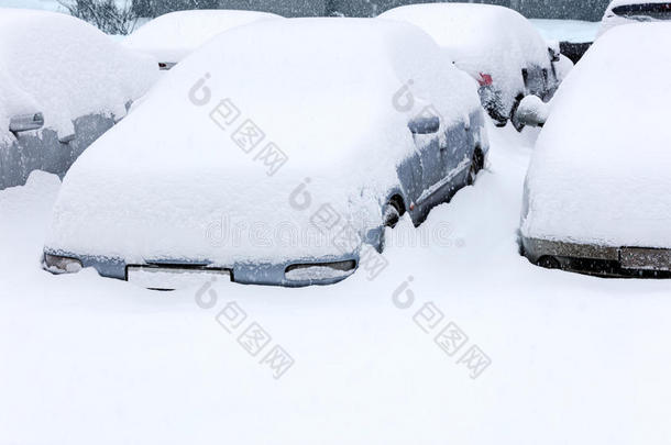 暴风雪期间停车场上的汽车