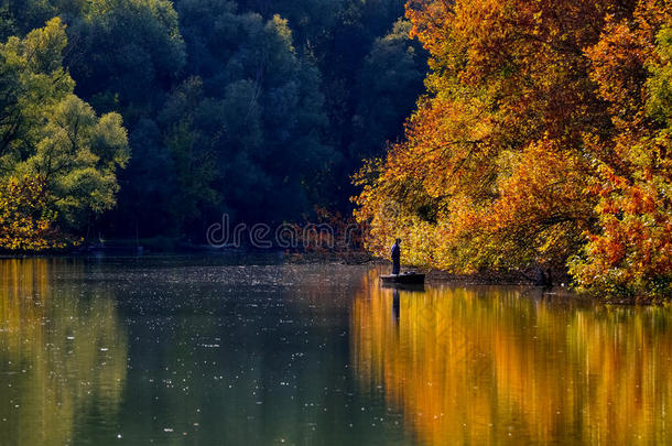 秋天的风景和宁静的渔夫