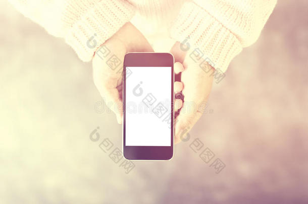 女孩与空白智能手机屏幕，Instagram照片效果，模拟
