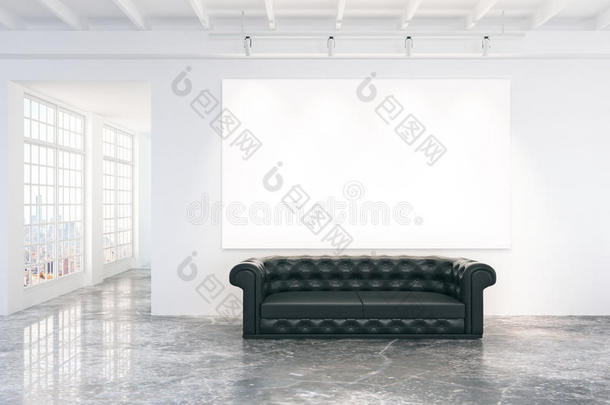 白色墙上的空白白色海报，混凝土地板上的黑色皮革沙发，模拟