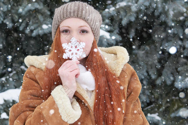 <strong>冬季</strong>户外，下<strong>雪天</strong>气，女孩肖像，展示大雪花玩具。