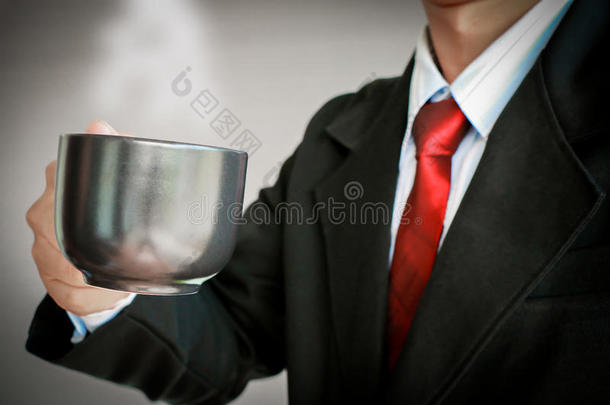 商人微笑着带着红领带<strong>喝了</strong>一杯咖啡