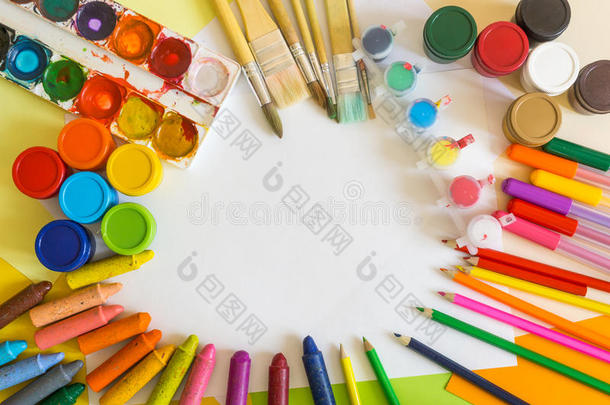 彩色纸，毛毡笔，铅笔，刷子和水粉画框架
