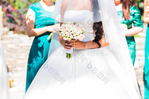 新娘，一排伴娘在大型婚礼上拿着花束。