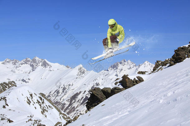 在山上飞<strong>滑雪</strong>者。 <strong>极限</strong>运动。