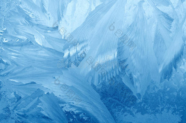 冬天窗户玻璃上的霜花图案。 <strong>磨砂玻璃</strong>质地。 蓝色