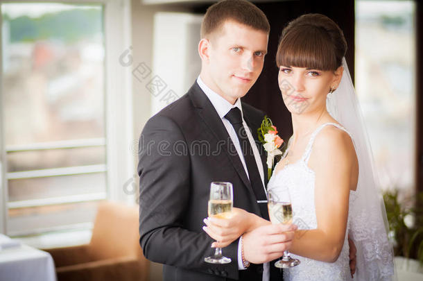 迷人<strong>的</strong>新娘和新郎在一家豪华<strong>的</strong>餐厅举行婚礼庆典。