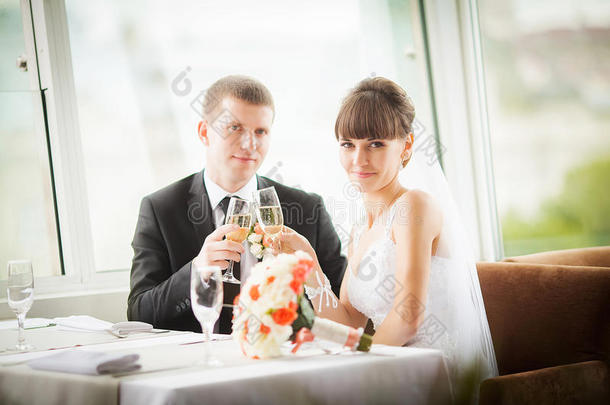 迷人<strong>的</strong>新娘和新郎在一家豪华<strong>的</strong>餐厅举行婚礼庆典。