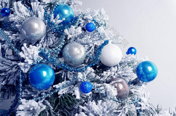 冷杉树上的圣诞球。 蓝色和白色。 新年假期和圣诞节庆祝活动