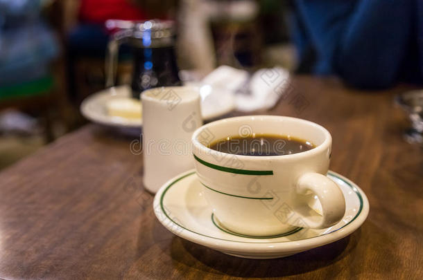 美国早餐餐厅桌子上的咖啡杯