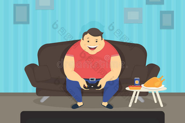 胖子坐在家里的沙发上玩电子游戏和吃饭