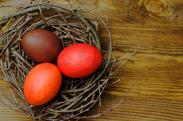 木制桌子上的复活节鸡蛋。