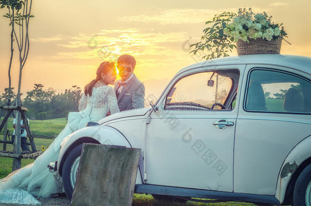 亚洲喜爱的年轻夫妇有老式汽车