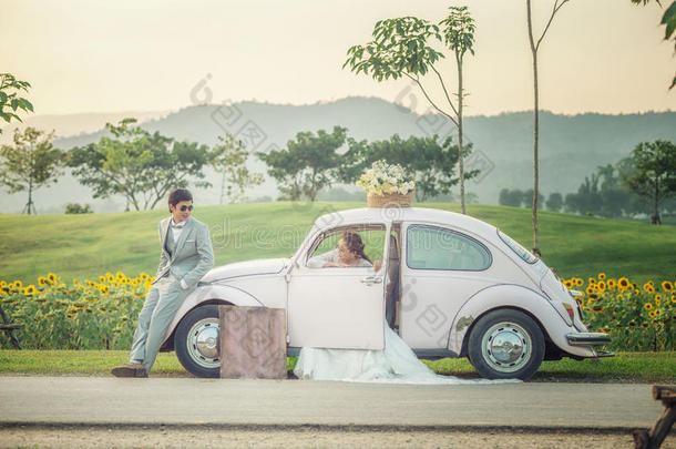 亚洲新婚夫妇在旧车