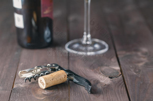 <strong>把酒</strong>瓶和玻璃拧在木桌上