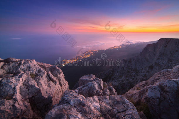 山巅美丽的风景，五彩缤纷的天空