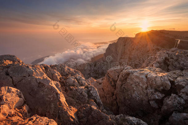 日落时山上的<strong>美丽风景</strong>和低云