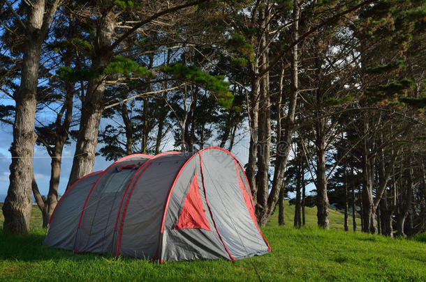 灰色和红色帐篷户外露营