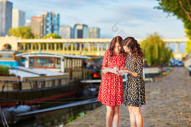 法国巴黎塞纳河附近美丽的双胞胎姐妹