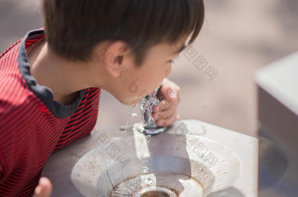 男孩小孩喝饮酒<strong>饮品</strong>