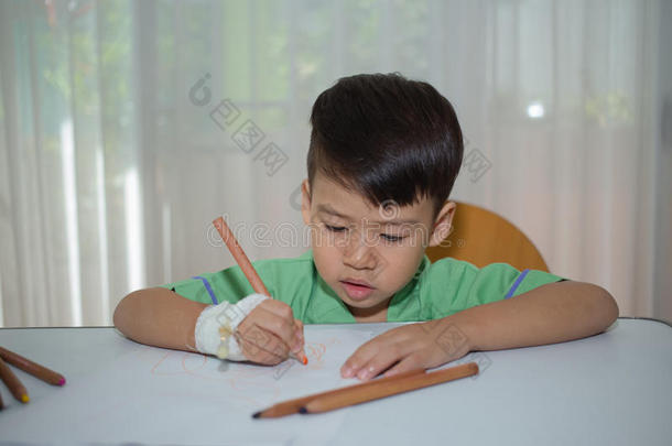 亚洲3岁的孩子用彩色铅笔画白色的铅笔