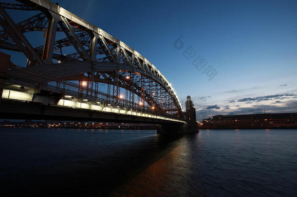 布尔什<strong>霍金</strong>斯基大桥夜间圣彼得堡涅瓦河