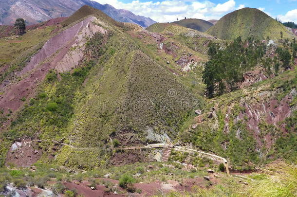 玻利维亚美丽的五颜六色的山脉