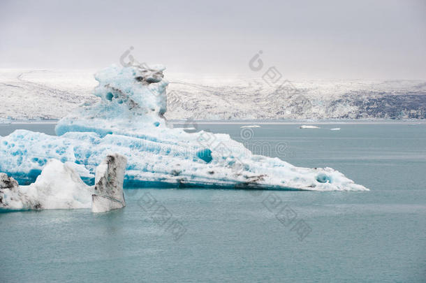 冰岛冰湖Jokulsarlon的漂浮冰山